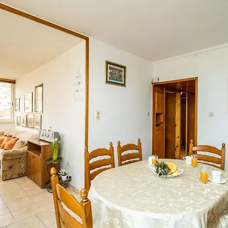Apartment Spacious Three Bedroom *