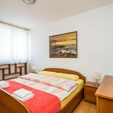 Spacious Three Bedroom Lägenhet