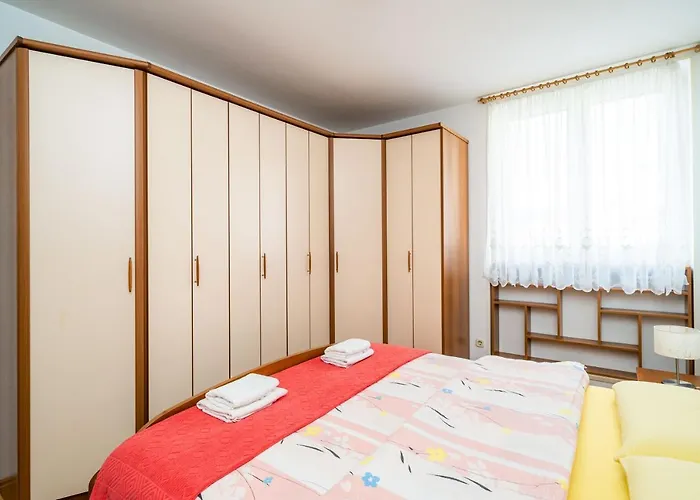 Apartment Spacious Three Bedroom *