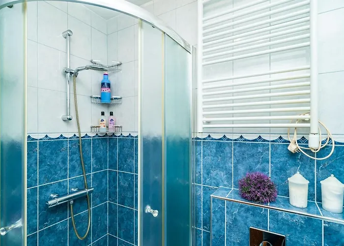 Apartment Spacious Three Bedroom *