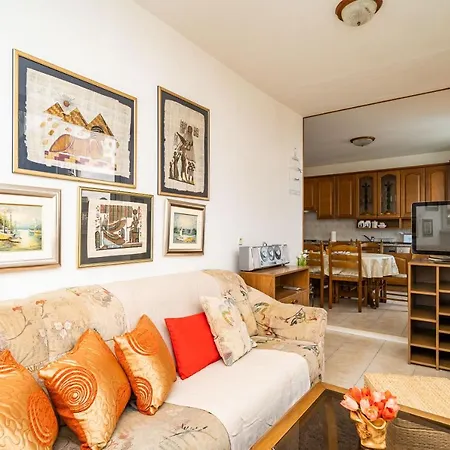 Spacious Three Bedroom Ragusa